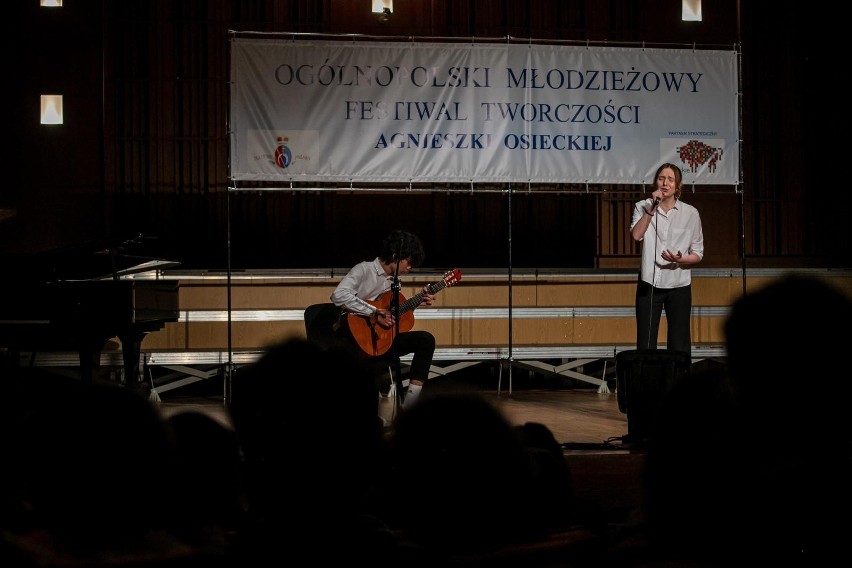 Młodzieżowy Festiwal Twórczości Agnieszki Osieckiej. Z ambitnym repertuarem zmierzyło się prawie 50 młodych wokalistów (zdjęcia) 