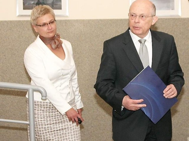 Marek Borowski oraz dr Małgorzata Wiśniewska wchodzą do auli przy ul. Obrońców Wisły
