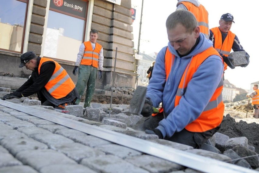 Praca na Starym Rynku wre. Drogowcy wrócili, rewitalizacja trwa [zdjęcia]