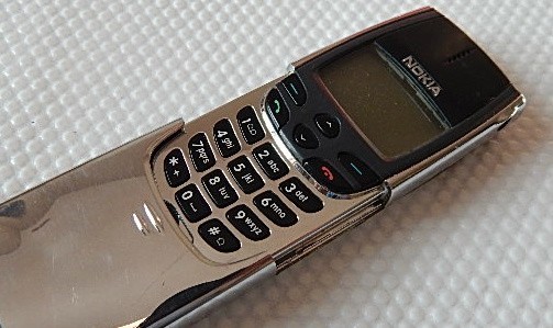 Kolejnym niezwykle popularnym modelem była Nokia 8810. Szyku...