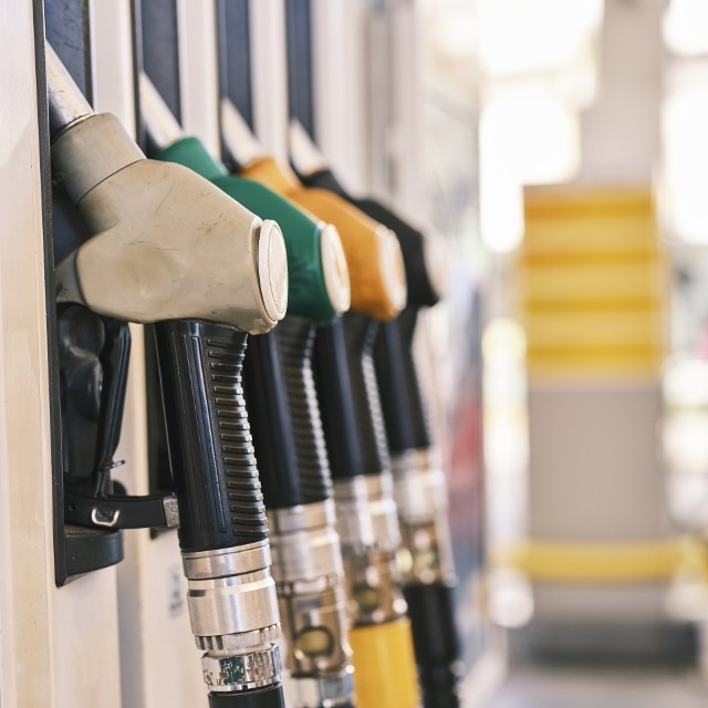 W tym roku w drugim tygodniu lutego odnotowano największą tygodniową podwyżkę ceny detalicznej benzyny bezołowiowej 95 od lipca ubiegłego roku.