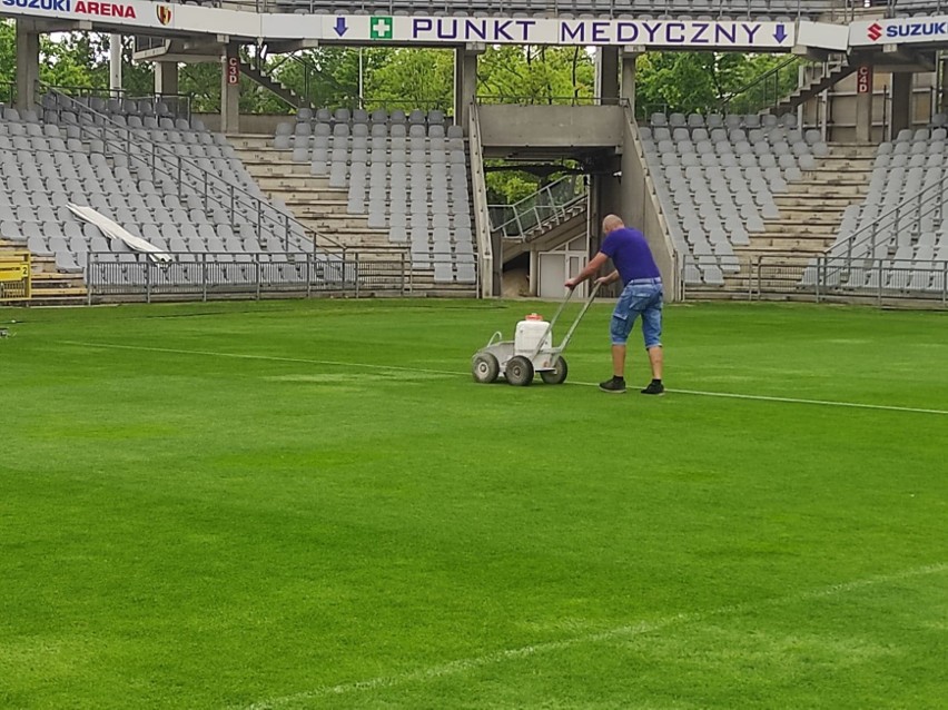 Trwają przygotowania murawy na Suzuki Arenie do barażowego meczu Korony Kielce z Odrą Opole o awans do PKO Ekstraklasy