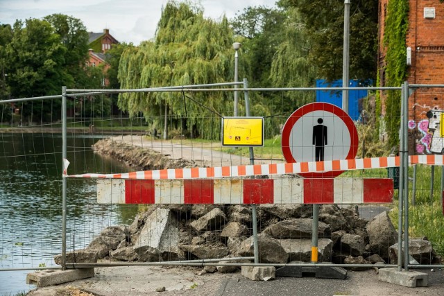 Bulwar przebudowywany jest na odcinku od mostu Bernardyńskiego do ul. Uroczej. W pierwszej kolejności wykonawca rozpoczął prace rozbiórkowe.