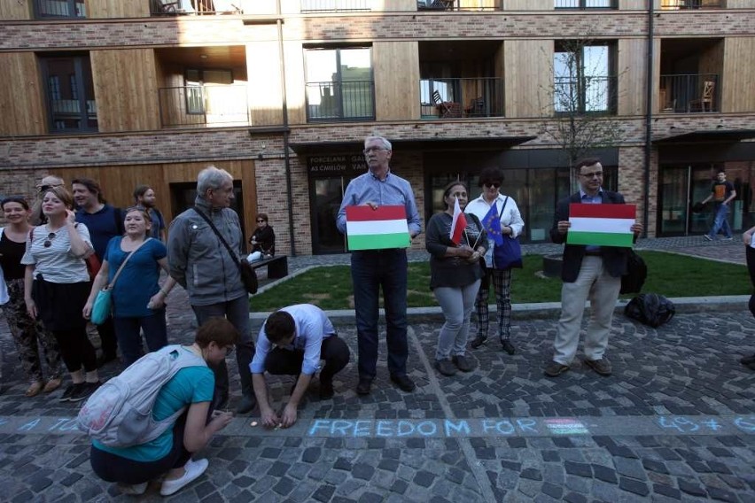 Solidarnościowy protest przed konsulatem węgierskim w Krakowie