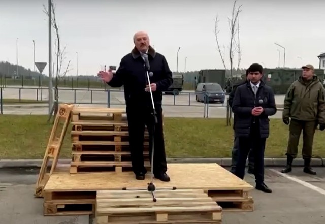 Aleksandr Łukaszenka na spotkaniu z migrantami