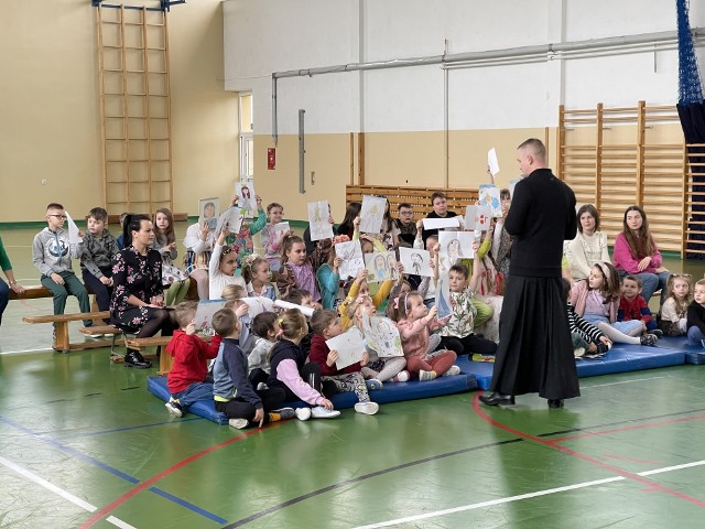 Rekolekcje uczniów ze Szkoły Podstawowej imienia Majora Henryka Dobrzańskiego "Hubala" w Miedzierzy.