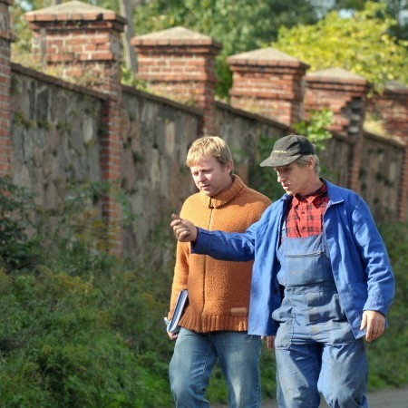 Przyjechaliśmy do Lubinicka, by sprawdzić stan ogrodzenia. - Mur od strony drogi nie był remontowany i jakieś dwa lata temu środkowe przęsła zaczęły odchylać się od pionu - tłumaczył Andrzej Wykręt (z prawej) dziennikarzowi Krzysztofowi Fedorowiczowi