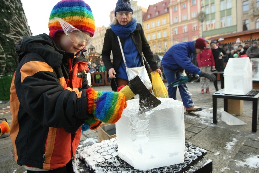 Wrocław: Na Rynku powstają lodowe rzeźby (ZOBACZ ZDJĘCIA, FILM)