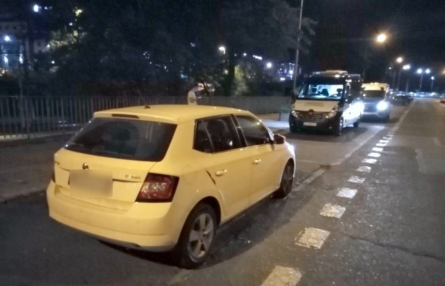 W piątek wieczorem policjanci przeprowadzali kontrolę drogową. Podczas sprawdzania samochodu marki skoda i kierującego nią mężczyzny okazało się, że kierowca przewoził pasażera, wykorzystując przy tym aplikację mobilną. Sprawa trafiła do Inspekcji Transportu Drogowego. 