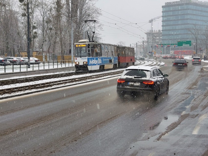 Zima w Bydgoszczy. W poniedziałek sypnęło śniegiem. Taka jest sytuacja na drogach w mieście