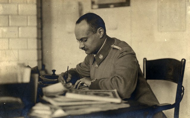 Profesor Jan Zdzisław Włodek (1885 - 1940) był naukowcem, dyplomatą, żołnierzem Legionów Polskich, ziemianinem, a także fotografem. Już przed I wojną światową wykonywał barwne zdjęcia w technice autochromu