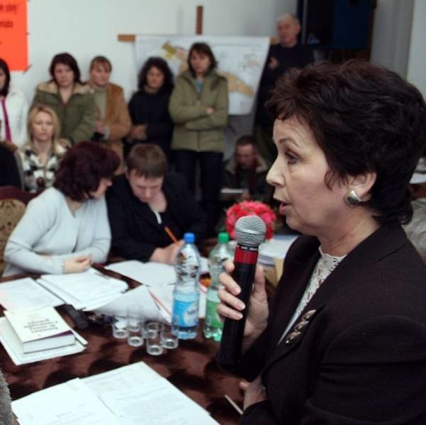 Teresa Sułkowska, wiceburmistrz Niska, na sesji przekonała radnych do reorganizacji szkół. Nie udało się przekonać rodziców i kuratora.