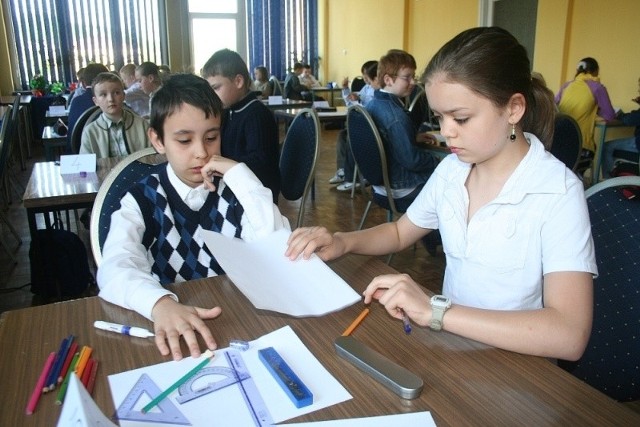 We wtorek zadania matematyczne rozwiązywali uczniowie klas 4 i 5 z niżańskich szkół.