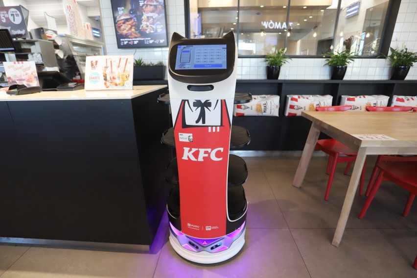 Tak prezentuje się nowy robot, który obsługuje klientów w...