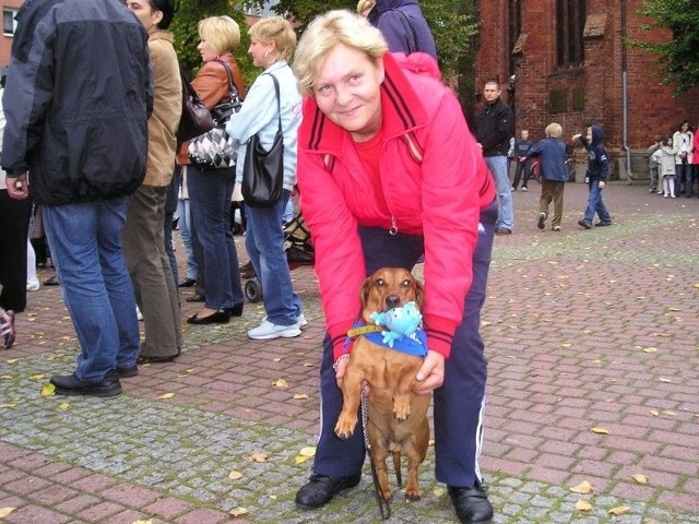 Jak co roku na placu przed kościołem spotkali się mieszkańcy ze swoimi czworonożnymi przyjaciółmi.