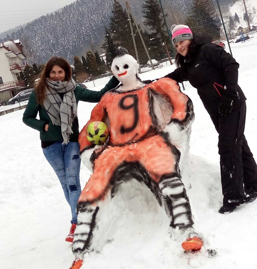 Muszyna. Młodzi piłkarze ulepili swojego idola. Śnieżny Robert Lewandowski wystartuje w konkursie