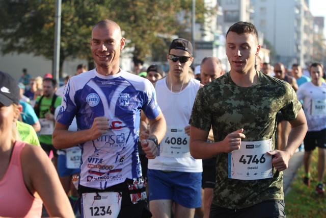 Zdjęcia z maratonu w Poznaniu 2018 - biegacze na pierwszym kilometrze trasy - zobacz więcej zdjęć ------>