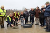 W Lesicy w gminie Piekoszów budują nowoczesną świetlicę wiejską. Kamień węgielny wbudowany