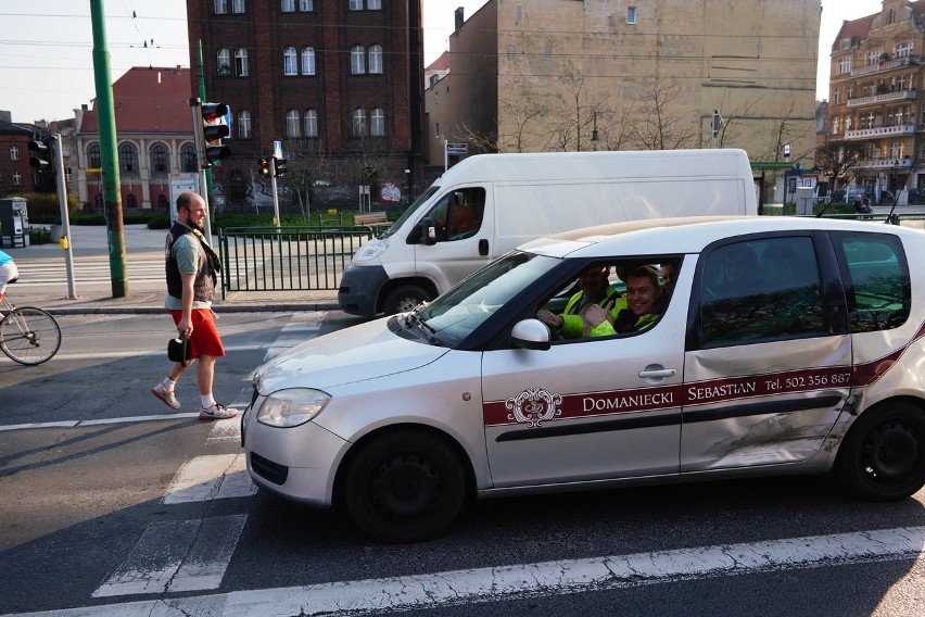 Młody żongluje dla poznańskich kierowców