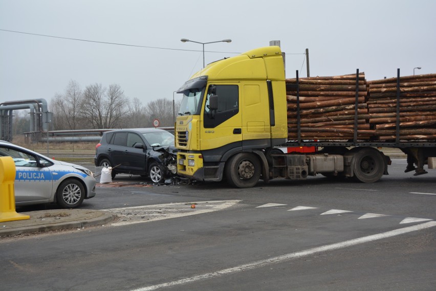 Ostrołęka. Zderzenie ciężarówki z samochodem osobowym na skrzyżowaniu ul. Kołobrzeskiej i ks. Pęksy. 4.03.2021. Utrudnienia w ruchu. Zdjęcia