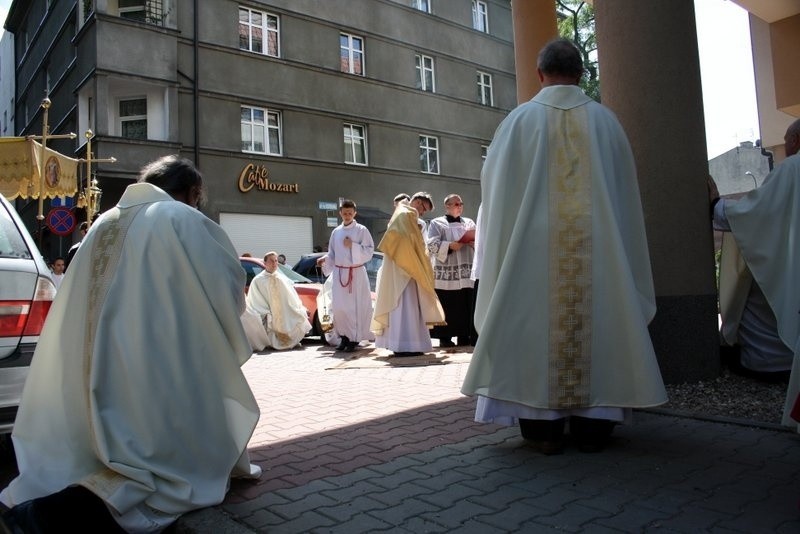 Boże Ciało 2014 w Zabrzu: procesja z kościoła św.Anny w...