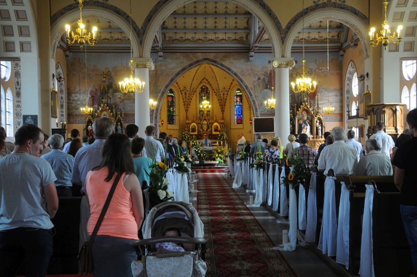 Najpierw msza święta z wieńcami uplecionymi z kłosów zbóż,...