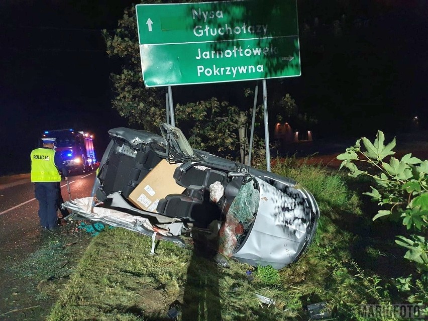 Tragedia w Konradowie pod Głuchołazami. Auto uderzyło w drzewo. Nie żyje 25-letni kierowca