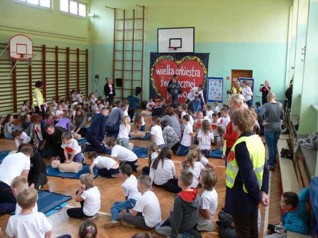Ponad 180 uczniów Szkoły Podstawowej numer 4 w Tarnobrzegu i 20 dorosłych  włączyło się wczoraj  do bicia rekordu w jednoczesnym prowadzeniu resuscytacji krążeniowo - oddechowej