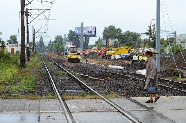 Kolejarze zamykają kolejne przejazdy na Dębcu