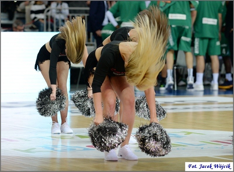 Cheerleaders AZS Koszalin podczas niedzielnego meczu ze...