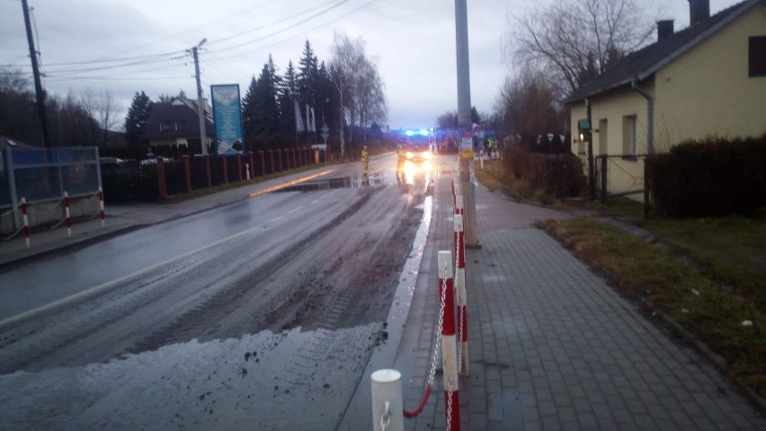 Utrudnienia na DK 75 w Jurkowie. Obornik wysypał się na drogę z ciężarówki, wprowadzono ruch wahadłowy [ZDJĘCIA]
