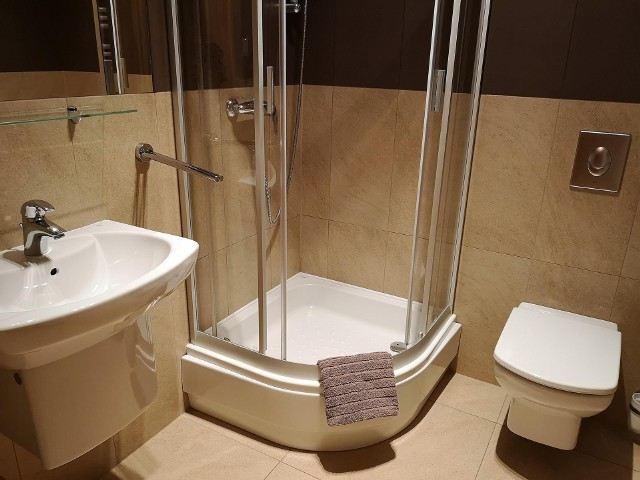 W łazience podczas codziennego użytkowania zbiera się wilgoć, nie tylko na drzwiach kabiny prysznicowej, ale też na lustrze oraz ścianach. Jeśli nie zadbamy o odpowiednią wentylację i wietrzenie, może się pojawić grzyb.