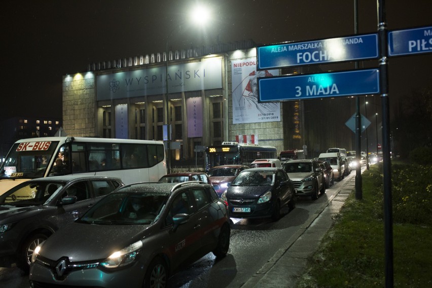 Poważny wypadek pod Cracovią, kobieta wpadła pod tramwaj