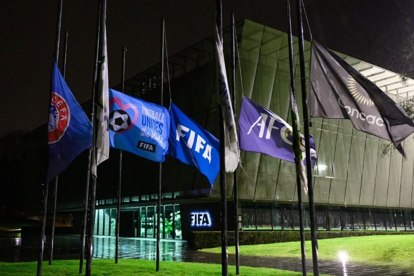 Wszystkie flagi przed siedzibą FIFA opuszczone do połówy...