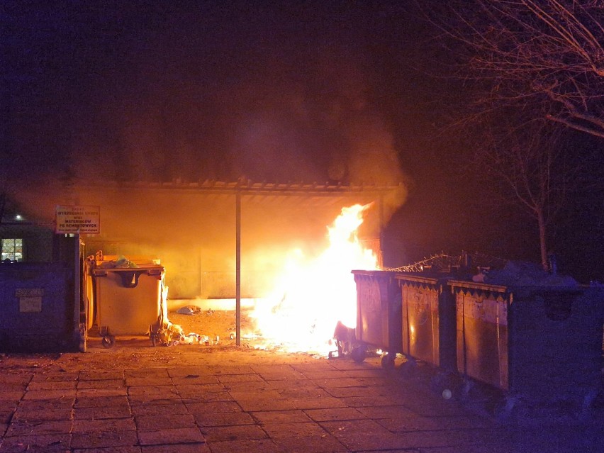 Wielkie płomienie w noc sylwestrową. Ktoś podpalił kontenery na osiedlu w Krzeszowicach