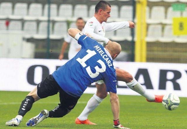 Na zdjęciu uwieczniono moment, w którym za pół sekundy Adam Frączczak (biała koszulka), otworzy wynikw spotkaniu z Widzewem. Legia to zespół, któremu skrzydłowy będzie chciał coś udowodnić.  Fot.