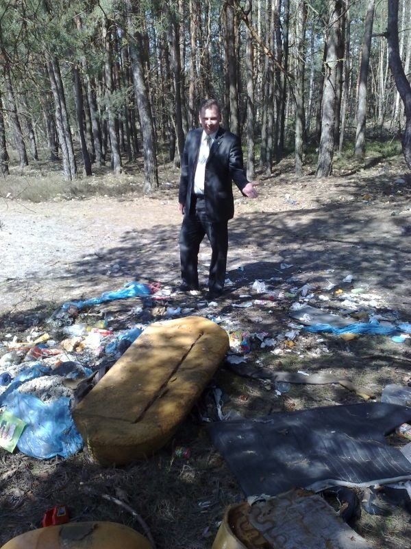 Wójt Mariusz Walachnia stara się walczyć z procederem zaśmiecania gminy. Na zdjęciu świeżo podrzucone odpady w lesie koło Wojtyniowa.