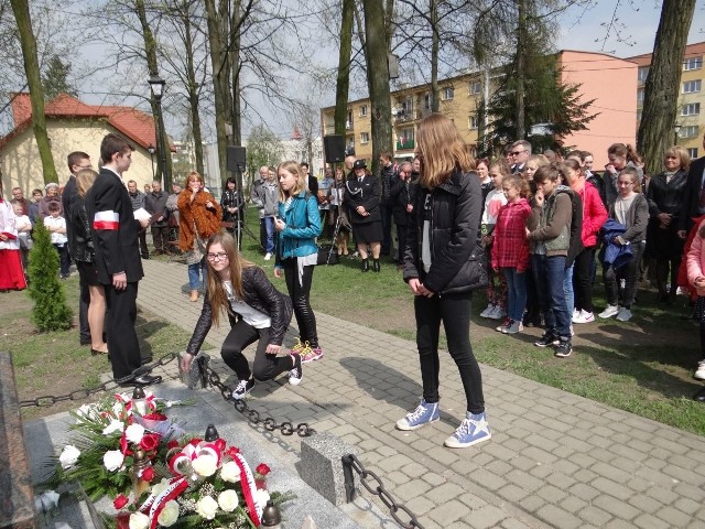Kwiaty przed pomnikiem i Dębem Pamięci porucznika Romana Griesswalda składa młodzież reprezentująca uczniów całej gminy.
