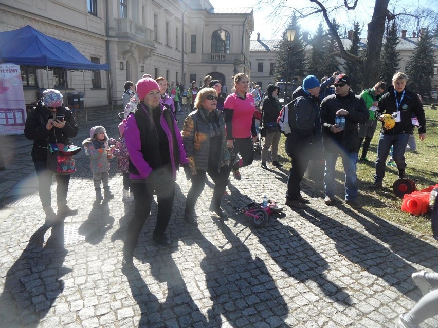 Bieg Polki dla Polki w Żywcu. Promowali profilaktykę badań i zbierali pieniądze [ZDJĘCIA+WIDEO] 