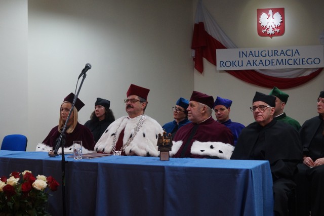 Prof. Mikołajczak (przy stole - drugi od prawej) uczestniczył w inauguracji roku akademickiego na BSW, która odbyła się 27 września.