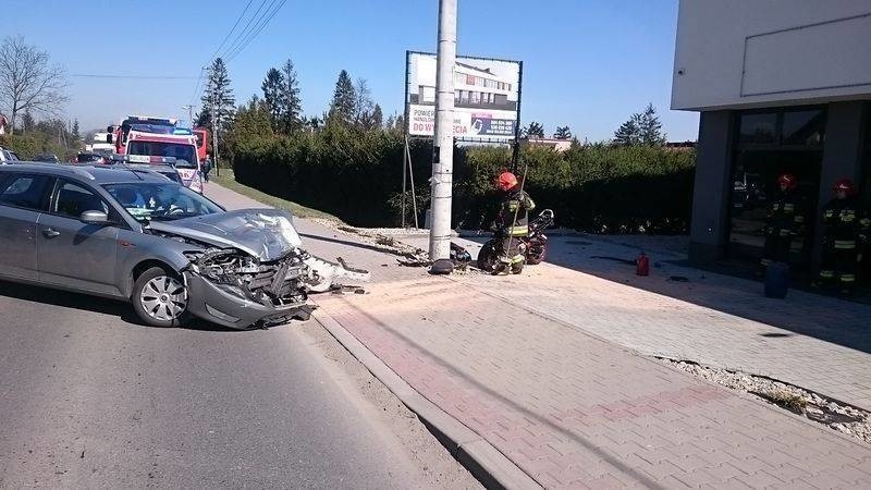 Nowy Sącz. Motocykl i samochód zdruzgotane. Zderzenie na Papieskiej [ZDJĘCIA]