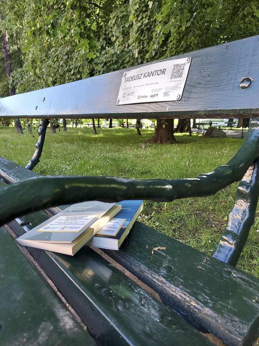 Święto Wolnych Książek na krakowskich Plantach. Biblioteka Kraków zostawiła lektury na ławkach