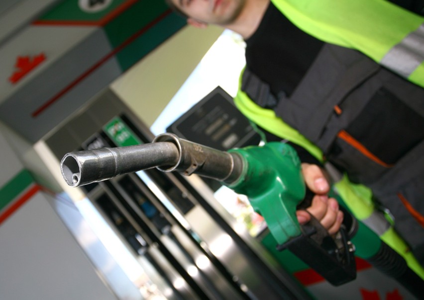 Ceny paliw na podkarpackich stacjach znowu spadły. Benzynę...