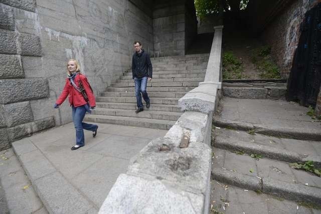 Reprezentacyjne kiedyś schody przy moście drogowym służą dziś m.in. uczestnikom wycieczek, którzy wysiadają z autobusów na wielkim parkingu przy bulwarze