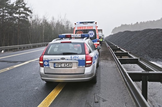 Do zdarzenia doszło w piątek (17 lutego) rano. Na drodze S3 pod Zieloną Górą ciężarówka zderzyła się z radiowozem.Na miejsce wezwano pogotowie oraz policję. Jeden z funkcjonariuszy uczestniczących w zderzeniu po wyjściu z radiowozu stracił przytomność. Policjant został przewieziony do szpitala. Dla policji krasa z udziałem ich pojazdu to zdarzenie, na które muszą przyjechać przełożeni policjantów uczestniczących w zdarzeniu. Obligatoryjnie zostali przebadani alkomatem. Kierowca ciężarówki, obywatel Ukrainy oraz policjant, który prowadził radiowóz, są trzeźwi. Zobacz też: Lubuskie czarne punkty. Te miejsca lepiej omijać [MAPA]Zobacz też: Wypadek z udziałem radiowozu na skrzyżowaniu Wieniecka - Budowlanych. Policjanci trafili do szpitala