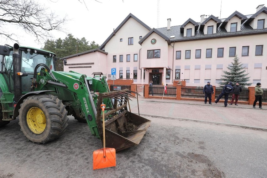 Rolnicy protestowali, bo mają zastrzeżenia do przetargu. Pod siedzibą Biebrzańskiego Parku Narodowego wysypali obornik [ZDJĘCIA]