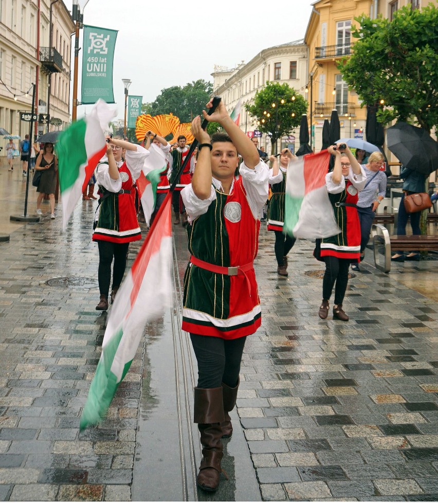 Festiwal Renesansu otwarty! Mimo deszczu korowód tancerzy i żonglerów z flagami przeszedł przez miasto (ZDJĘCIA) 