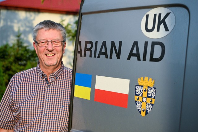 Na zdjęciu z 7 bm. brytyjski wolontariusz Kevin Roddam w Jarosławiu. Kevin Roddam od miesiąca przebywa na Podkarpaciu i stamtąd busem regularnie wozi dary na Ukrainę. Dociera głęboko na zachód, do najbardziej zrujnowanych wiosek i miast.