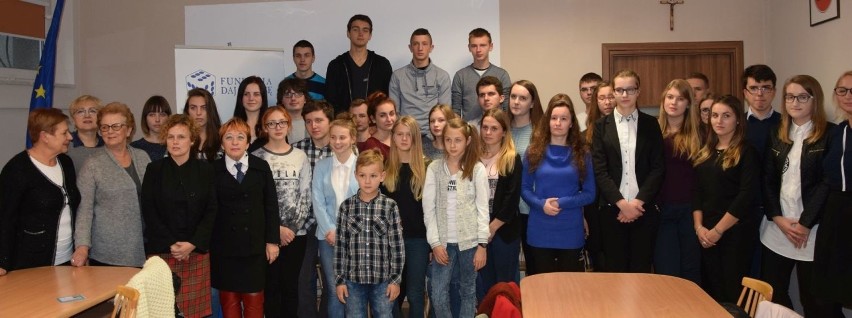 Skarżyska Fundacja Daj Szansę przyznała stypendia 32 uczniom