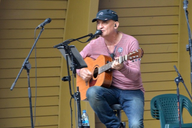 W piątkowy wieczór w kieleckim parku miał miejsce koncert pod tytułem "Moc Solidarności. Gramy dla Demokracji". Organizatorem był świętokrzyski Komitet Obrony Demokracji.Zobacz zdjęcia i film. 